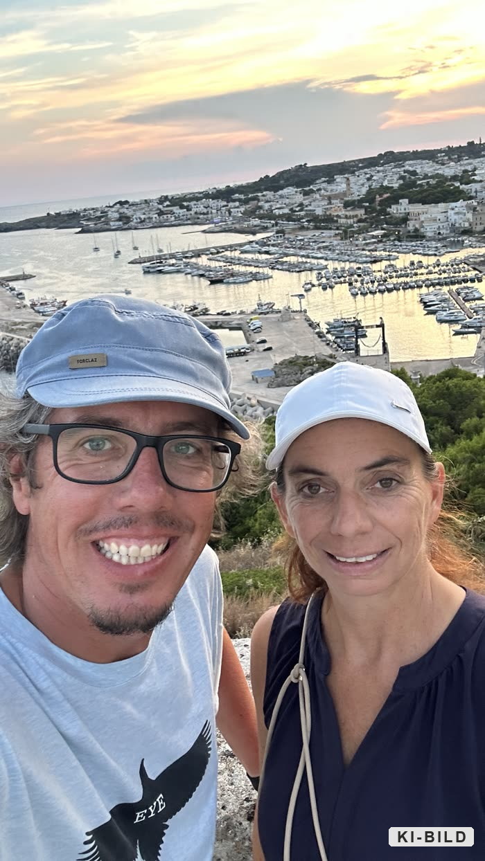 Christian und Doris Steinscherer bei Sonnenuntergang (Bild mit KI erstellt)